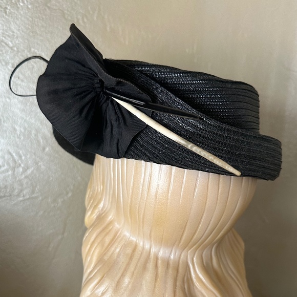 IMPRESSIVE 1940s\' BLACK STRAW FEDORA - GROSGRAIN BAND/BOW + BLACK/WHITE QUILLS main image 5